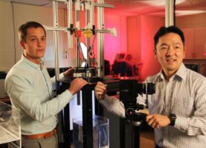 Los ingenieros Sean Gart (izquierda) y Sunghwan Jung, ajustando la máquina empleada para simular la mecánica presente tras la forma de beber de los perros.