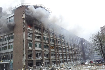 Uno de los edificios gubernamentales en Oslo dañados por la explosión de una bomba.