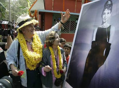 El matrimonio Lapierre, en la inauguración de centro educativo creado con la donación del vestido de Audrey Herpburn en <i>Desayuno con diamantes</i>.