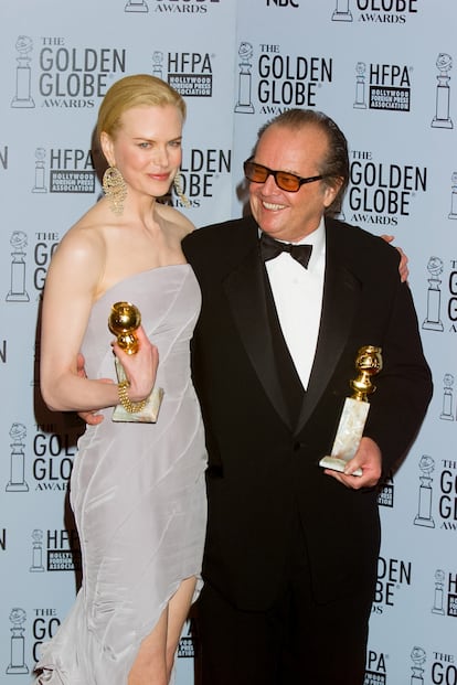 Nicole Kidman, de Armani, junto Jack Nicholson tras ganar el Globo de Oro en 2003 por su papel en 'Las horas'.
