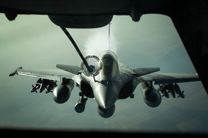 Un caza francés Dassault Rafale alimenta durante el vuelo (Irak). 
