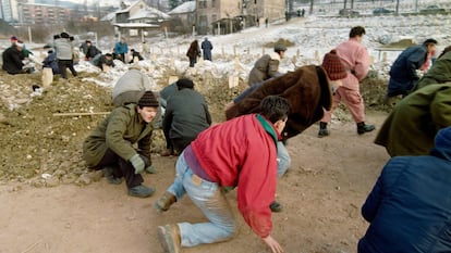 Ciudadanos de Sarajevo sufren un ataque de mortero serbio durante un funeral, el 28 de diciembre de 1992.