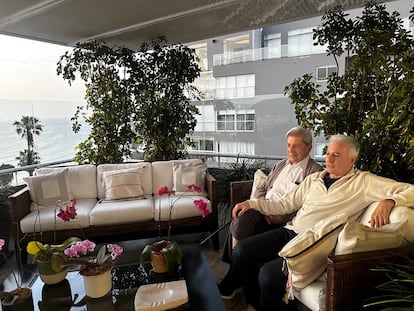 Mario Vargas Llosa en una imagen que compartió su hijo Álvaro en redes sociales, en donde se les mira en su casa frente a la costa peruana.