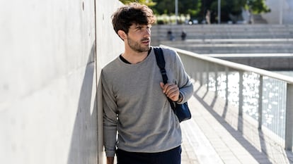 Artículo de EL PAÍS Escaparate sobre un jersey fino para hombre disponible en 29 colores.