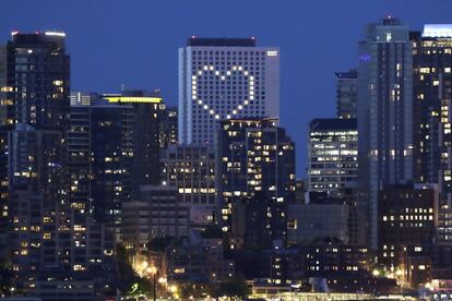 En el casco urbano de Seattle (EE UU) se aprecia un corazón gigante formado por las ventanas iluminadas del hotel Hyatt Regency.