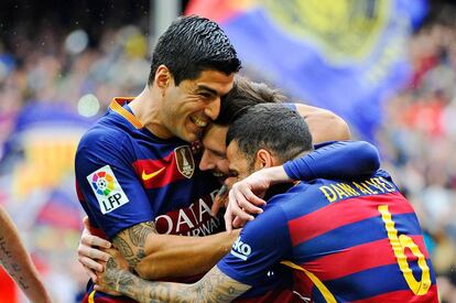 Luis Suárez abraça a Messi i Dani Alves després d'un dels seus gols.