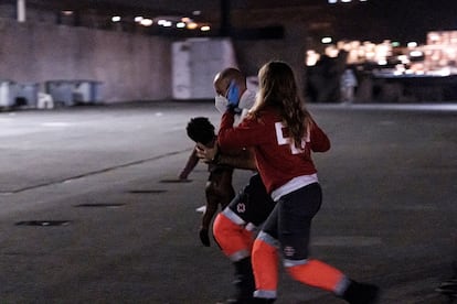 Foto tomada la noche del 16 de marzo en el muelle de Arguineguín (Gran Canaria) a la llegada del buque de Salvamento Marítimo Salvamar Macondo con los 53 supervivientes de una patera rescatada a 15 kilómetros de la isla.