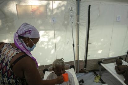 El último brote ha saturado varias unidades médicas, mientras que el Gobierno haitiano ha lanzado una respuesta de emergencia para garantizar la atención médica. En la imagen, una enfermera atiende a un paciente con síntomas de cólera, en una clínica en Puerto Príncipe. 