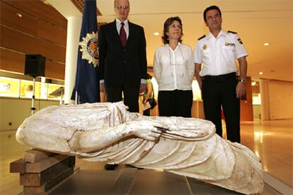 La escultura junto al cónsul Roberto Natali, el comisario José López y Núria Rafel.