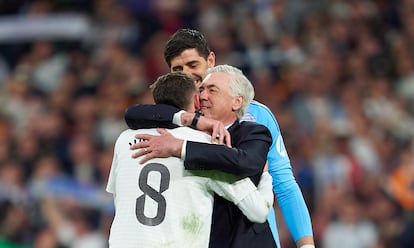 Carlo Ancelotti abraza a Fede Valverde tras darle la victoria al Madrid ante el Athletic.