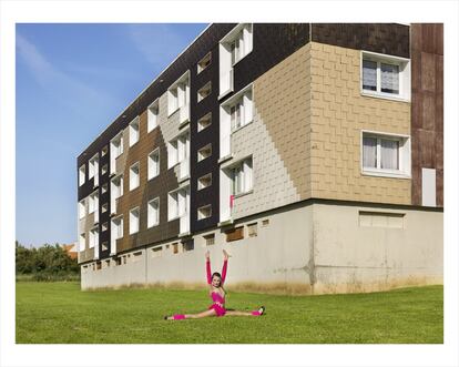 Una joven gimnasta se entrena en los suburbios de la ciudad de Saint-Martin-Boulogne, en el departamento de Pas de Calais.