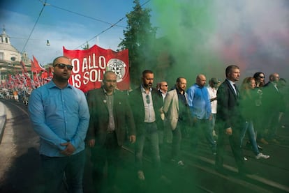 Simone Di Stefano, con traje y corbata, encabeza una manifestación de CasaPound antiinmigración.