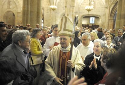 El obispo Ricardo Blázquez tras la misa en la Catedral de Bilbao.