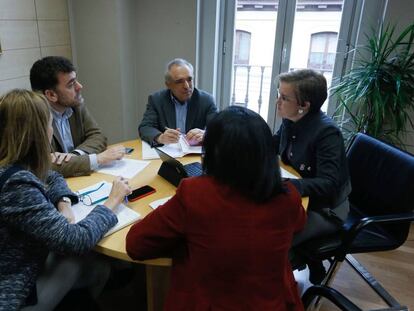 Rafael Simancas, en el centro, en la reunión con Causapié y Gómez Montoya.