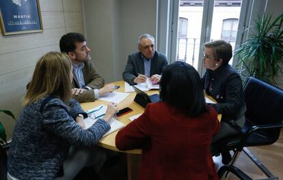Rafael Simancas, en el centro, en la reunión con Causapié y Gómez Montoya.