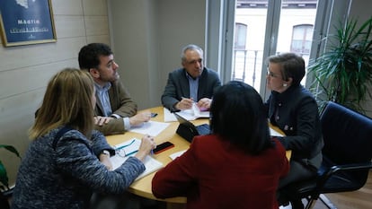 Rafael Simancas, en el centro, en la reunión con Causapié y Gómez Montoya.