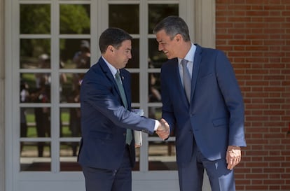 El lehendakari, Imanol Pradales, y el presidente del Gobierno, Pedro Sánchez, a la llegada del primero al palacio de La Moncloa, este martes.