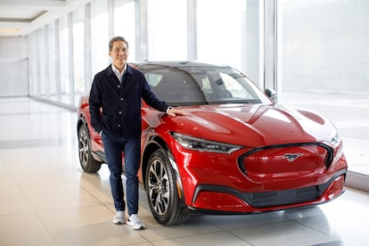 Anthony Lo, diseñador jefe de Ford, posa en las oficinas de la compañía.