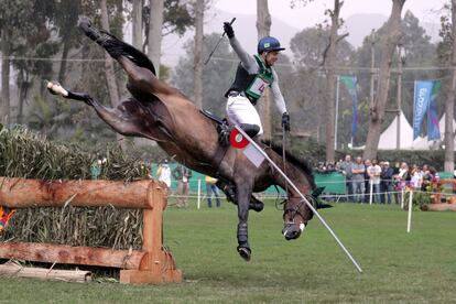 El jinete brasileño, Ruy Leme Da Fonseca, cae junto a su caballo Ballypatrick tras un salto durante una prueba de los Juegos Panamericanos celebrados en Lima (Perú).