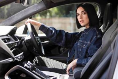 Dua Lipa en el interior de un Jaguar.