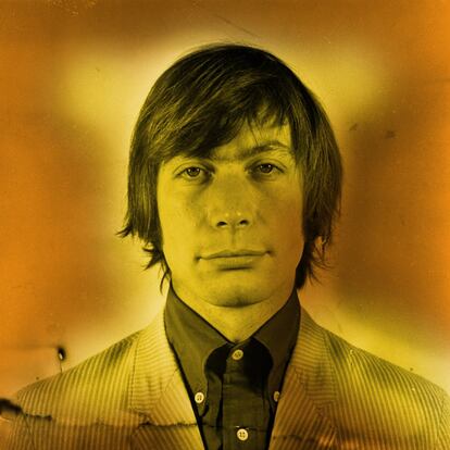 Fotografía tomada en 1965 para el visado estadounidense de Charlie Watts, incluida en naranja en la exposición 'Off the Hook'.