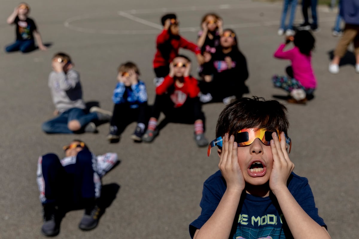 ¿Puedo quitarme las gafas cuando el eclipse sea total? Esta es la manera segura de hacerlo