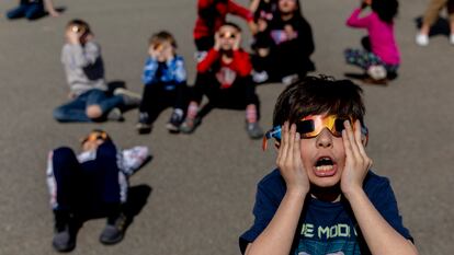 Unos niños de un colegio de Grand Blanc (Michigan, EE UU) observaban el lunes el eclipse solar.