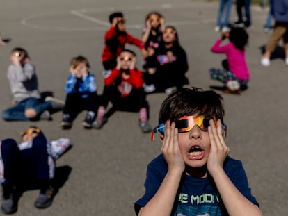 Unos niños de un colegio de Grand Blanc (Michigan, EE UU) observaban el lunes el eclipse solar.