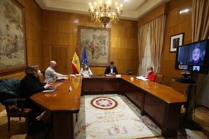 La ministra de Trabajo Yolanda Díaz con los agentes sociales, este lunes en Madrid.