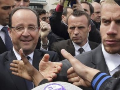 El presidente francés, François Hollande, ayer tras su visita a un colegio en Les Mureaux, cerca de París.