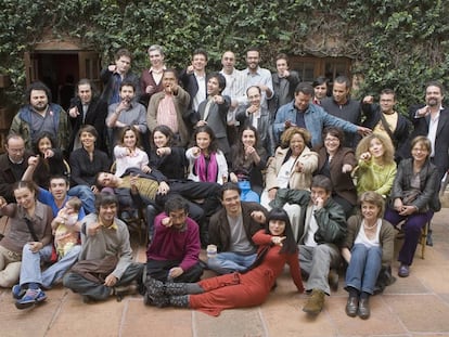 Participantes en el encuentro Bogotá 39, en 2007. De izquierda a derecha y de delante hacia atrás, en primera fila: Antonio García y su esposa, Ronaldo Menéndez, Fabricio Mejía, Juan Gabriel Vásquez, Wendy Guerra, Santiago Roncagliolo y una responsable de Bogotá 39. Segunda fila: Ricardo Silva, Pilar Quintana, Adriana Lisboa, Claudia Amengual, una responsable de Bogotá 39, Cristina Fuentes, del Hay Festival, y sobre sus piernas, Santiago Nazarián; Ena Lucía Portela, Yolanda Arroyo, Claudia Hernández, Karla Suárez y Piedad Bonnett. Tercera fila: Álvaro Bisama, Iván Thays, Rodrigo Hasbún, Carlos Wynter Melo, Gonzalo Garcés, Jorge Volpi, Óscar Collazos, Alejandro Zambra, Slavko Zupcic y John Jairo Junieles. Cuarta fila: Pablo Casacuberta, José Pérez Reyes, Álvaro Enrigue, Eduardo Halfon, Rodrigo Blanco y Pedro Mairal.