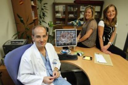 Gregorio Rodríguez posa con Yolanda Lorente (derecha) y Mariela Hernández después de ser intervenidas para extirparles un angioma cerebral.