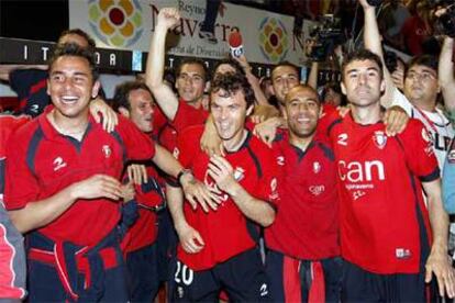 Los jugadores de Osasuna celebran su triunfo ante el Valencia.