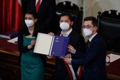 La presidenta de la Convención Constitucional, María Elisa Quinteros, y el vicepresidente, Gaspar Domínguez, aplauden mientras Gabriel Boric recibe el texto final de la propuesta de Carta Magna, el 4 de julio de 2022.