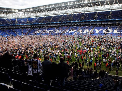 Aficionats de l’Espanyol a la gespa de l’estadi de Cornellà celebrant la classificació del club a la Lliga Europa, el passat 19 de maig.