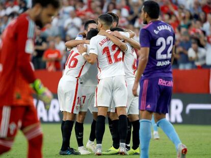 Los jugadores del Sevilla celebran su segundo gol.