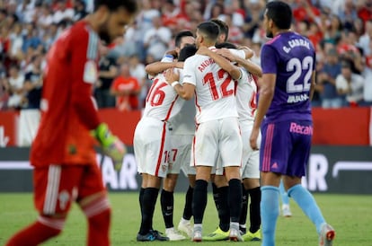 Los jugadores del Sevilla celebran su segundo gol.