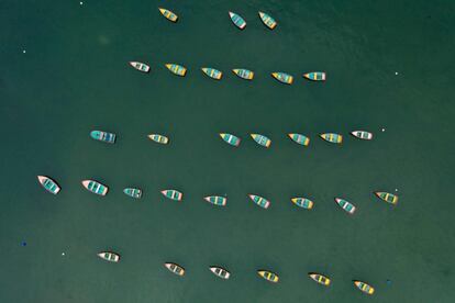 A vista aérea dos barcos amarrados perto de um cais em Hong Kong, o 28 de setembro de 2018.