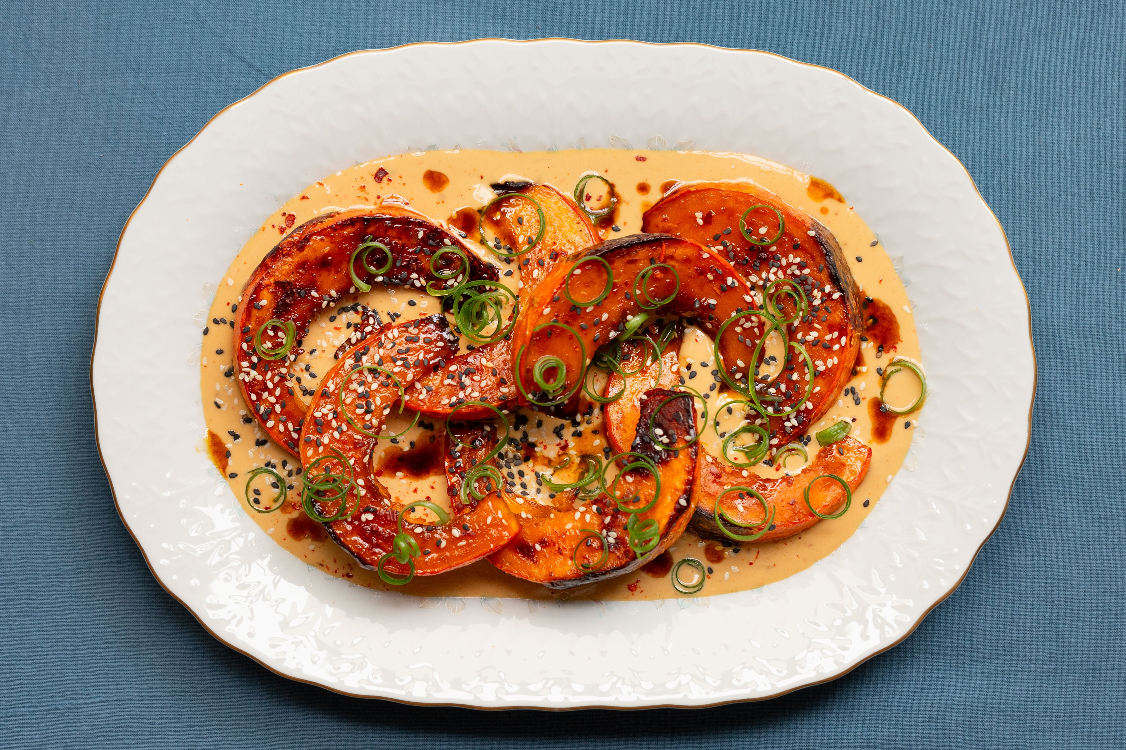 Zucchina glazurata con salsa di arachidi e lime: una ricetta dolce e saporita