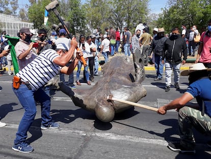 Miembros del Consejo Indígena destruyen la estatua de Fray Antonio de San Miguel en Morelia, el lunes.