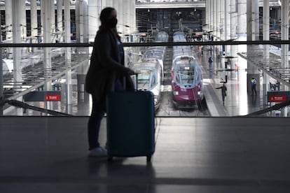 Una viajera transita por la estación Puerta de Atocha, prácticamente vacía por las restricciones a la movilidad.