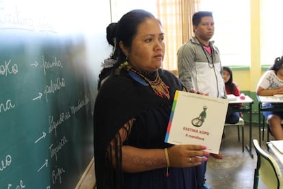 Os terenas chamam a mandioca de exetina xúpu. Na escola da aldeia, as crianças aprendem tudo sobre a raiz.