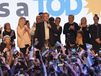 Alberto Fernández, no centro, durante a comemoração de sua vitória nas eleições primárias argentinas.