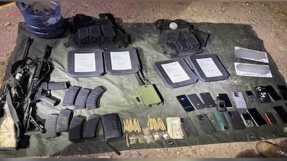 Armamento asegurado durante el operativo donde se liberaron a 20 personas en Culiacán.