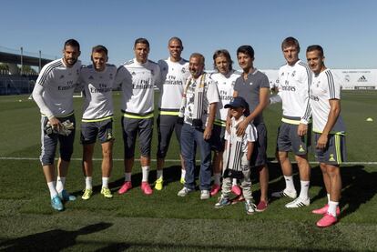 Osama Abdul Mohsen, en el centro, el refugiado sirio que fue zancadilleado por una periodista h&uacute;ngara, posa junto a sus hijos Mohammad y Zaid con jugadores del Real Madrid. De izda a dcha, Casilla, Denis Cheryshev, Ronaldo, Pepe, Luka Modric, Toni Kroos y Lucas.