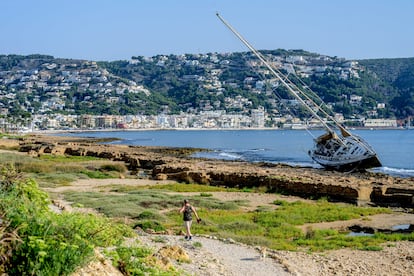 El velero varado en el primer Montañar de la bahía d Xàbia