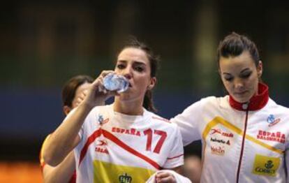 Eli Pinedo y Bea Fernández, tras el partido.