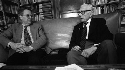 Los historiadores Santos Juliá (izquierda) y José María Jover, en un encuentro en Madrid en 1998.