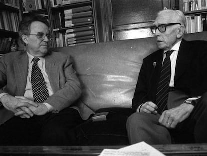 Los historiadores Santos Juliá (izquierda) y José María Jover, en un encuentro en Madrid en 1998.