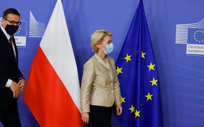 La presidenta de la Comisión Europea, Ursula von der Leyen, junto al primer ministro polaco Mateusz Morawiecki, antes de la reunión bilateral entre Polonia y la UE celebrada el martes en Bruselas.